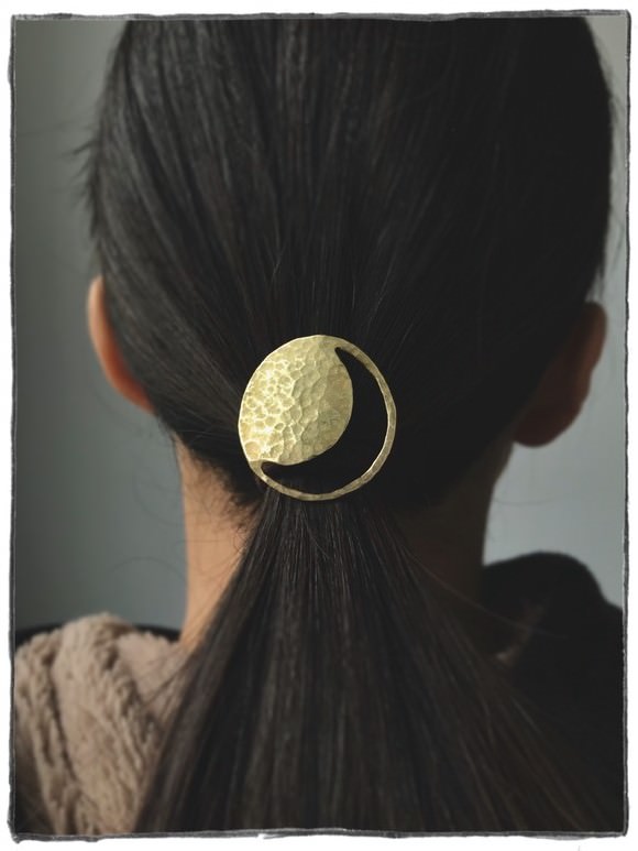 満月と三日月の真鍮製ヘアゴム